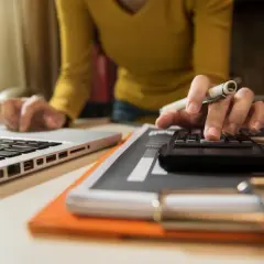 Ile pracodawca płaci za pracownika? Poznaj ukryte koszty zatrudnienia