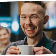 Ile zarabia pracownik Starbucks? Zaskakujące fakty o pensjach baristów