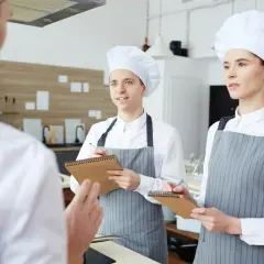 Czy można przerwać staż aby podjąć pracę? Sprawdź ważne zasady