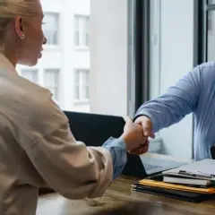 Kiedy pracownikowi należy się odprawa? Sprawdź ważne zasady