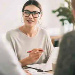 Czy pracodawca dostaje pieniądze za zatrudnienie bezrobotnego? Sprawdź szczegóły.