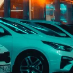 Ile zarabia pracownik salonu samochodowego? Zaskakujące fakty o pensjach