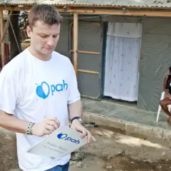 Ile zarabia pracownik humanitarny? Zaskakujące fakty o wynagrodzeniach