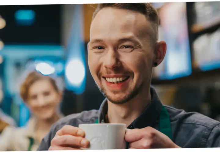 Ile zarabia pracownik Starbucks? Zaskakujące fakty o pensjach baristów