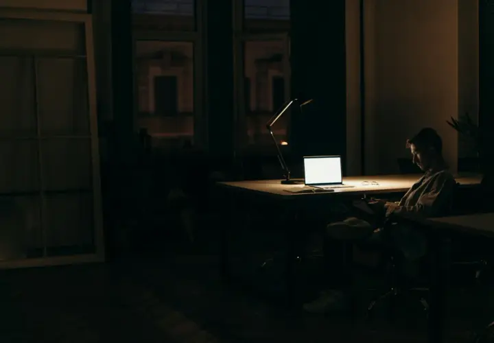 Czy można zmusić pracownika do nadgodzin? Sprawdź swoje prawa
