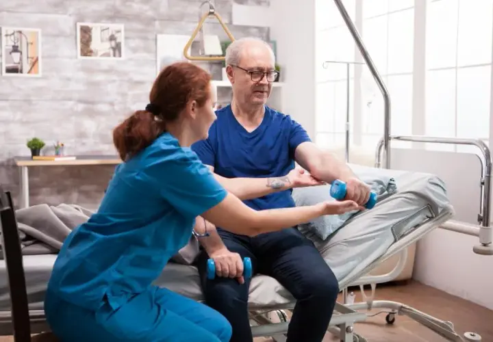 Kto składa wniosek o świadczenie rehabilitacyjne: pracownik czy pracodawca?