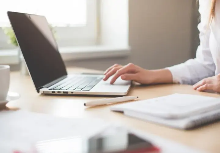 Jak się pisze CV, aby skutecznie przyciągnąć rekruterów?
