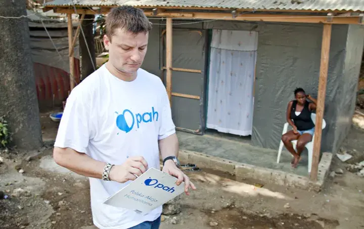 Ile zarabia pracownik humanitarny? Zaskakujące fakty o wynagrodzeniach
