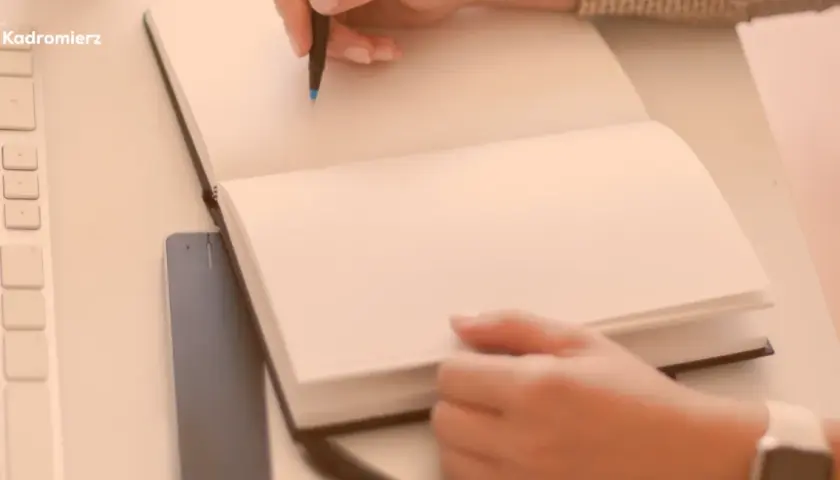Jak napisać notatkę służbową na pracownika? Wzór i przykłady do użycia