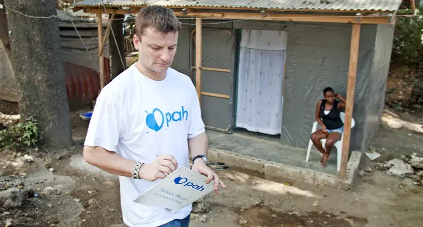 Ile zarabia pracownik humanitarny? Zaskakujące fakty o wynagrodzeniach