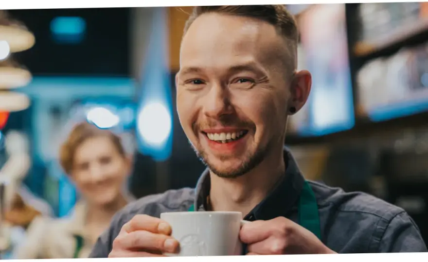 Ile zarabia pracownik Starbucks? Zaskakujące fakty o pensjach baristów