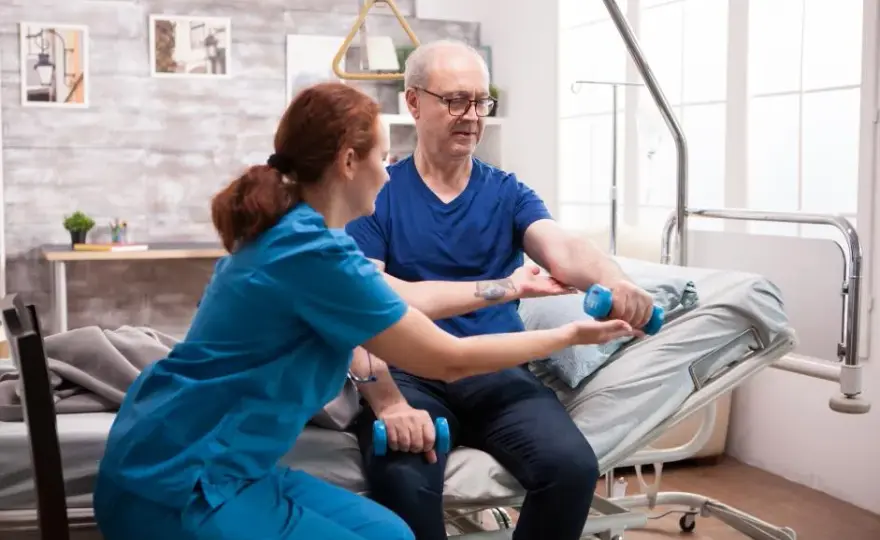 Kto składa wniosek o świadczenie rehabilitacyjne: pracownik czy pracodawca?