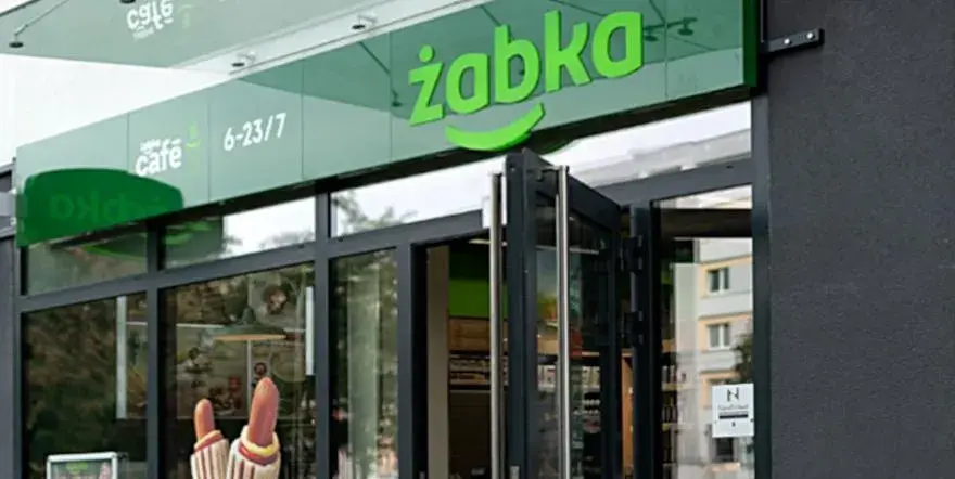 Ile zarabia pracownik Żabki miesięcznie? Zaskakujące fakty o wynagrodzeniach