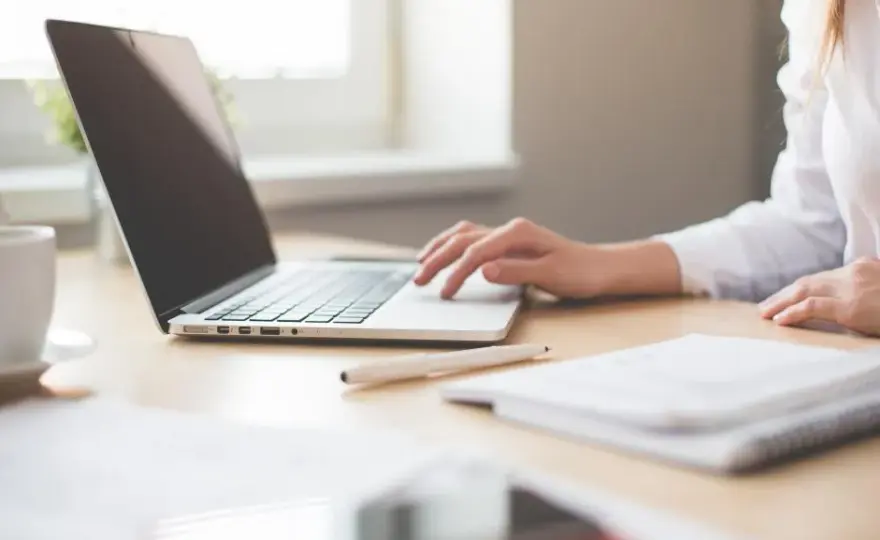 Jak się pisze CV, aby skutecznie przyciągnąć rekruterów?