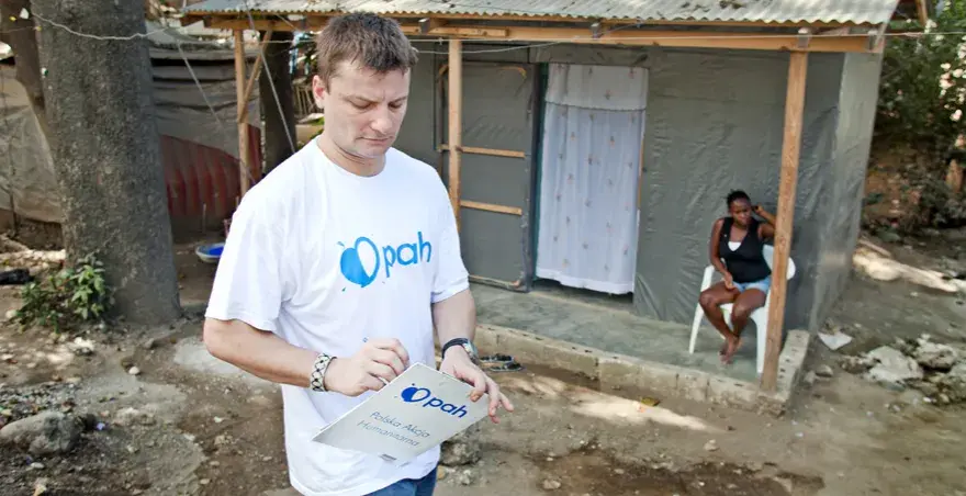 Ile zarabia pracownik humanitarny? Zaskakujące fakty o wynagrodzeniach