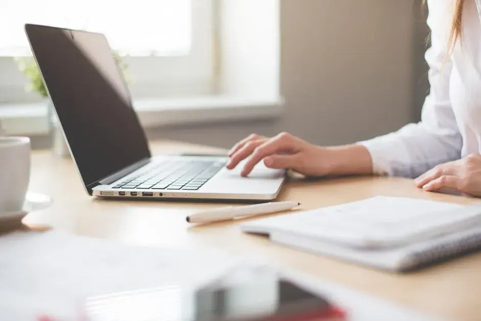 Jak się pisze CV, aby skutecznie przyciągnąć rekruterów?