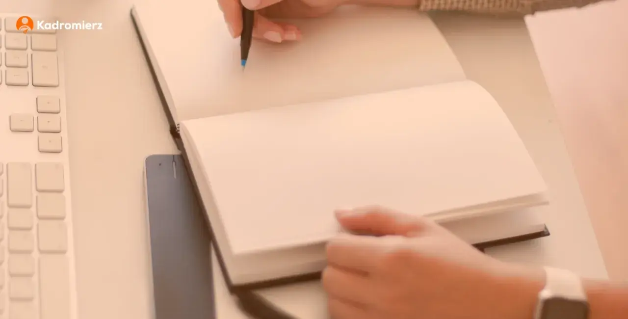 Jak napisać notatkę służbową na pracownika? Wzór i przykłady do użycia
