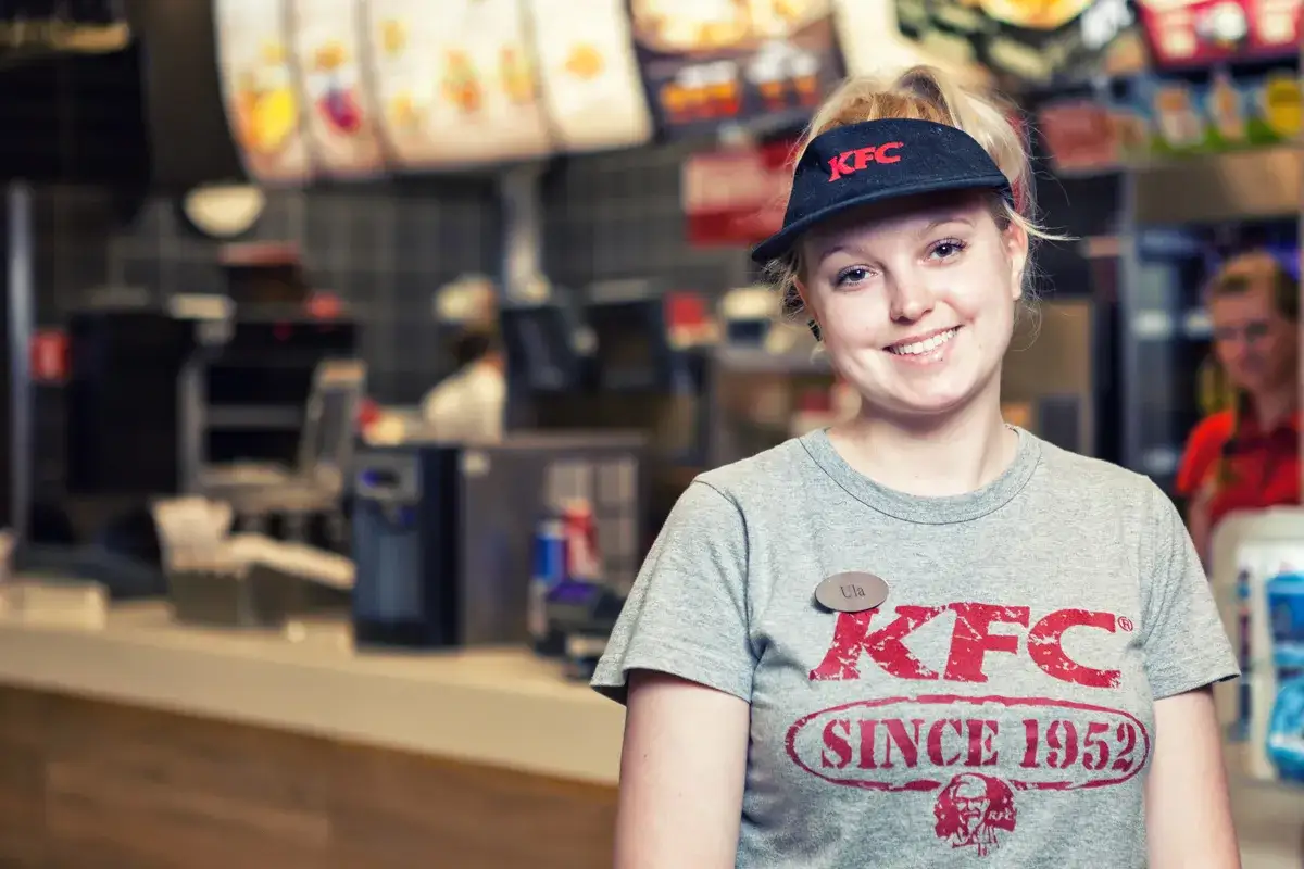 Zdjęcie Ile zarabia pracownik KFC? Zaskakujące fakty o wynagrodzeniach
